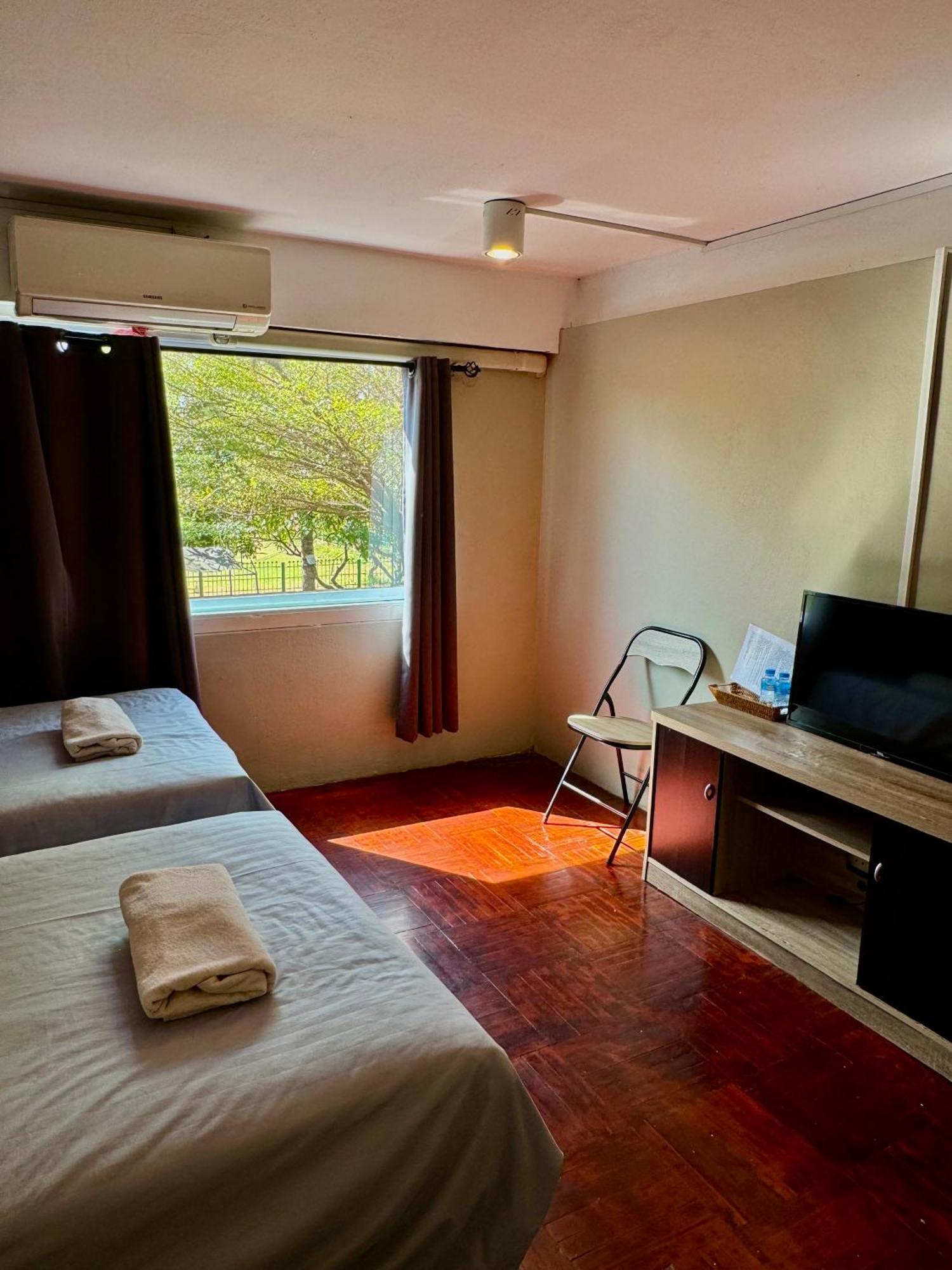 You Empire Hostel & Bar Pakse Exterior foto